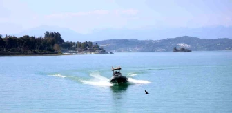 Adana'da Deniz Bisikletiyle Göle Giren Gençler Kurtarıldı