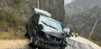 Karabük'te otomobilin aydınlatma direğine çarpması sonucu 2 kişi yaralandı