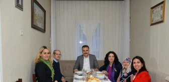 Edremit Kaymakamı Ahmet Odabaş, Ramazan ayında iftar sofralarında misafir olmaya devam ediyor