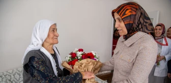 Malatya Eğitim ve Araştırma Hastanesi Yaşlılar Haftası etkinlikleri kapsamında Sıdıka Aydoğan'ı ziyaret etti