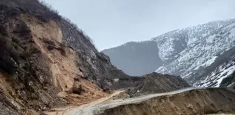 Şemdinli'de Sağanak Yağış Yolu Çökertti