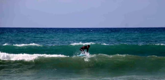 Alanya'da Dalgalı Denizde Sörf Keyfi