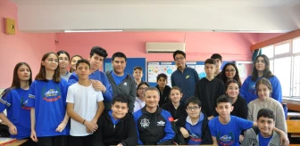 Türkiye'nin ilk astronotu Alper Gezeravcı, mezun olduğu okulda öğrencilerle buluştu