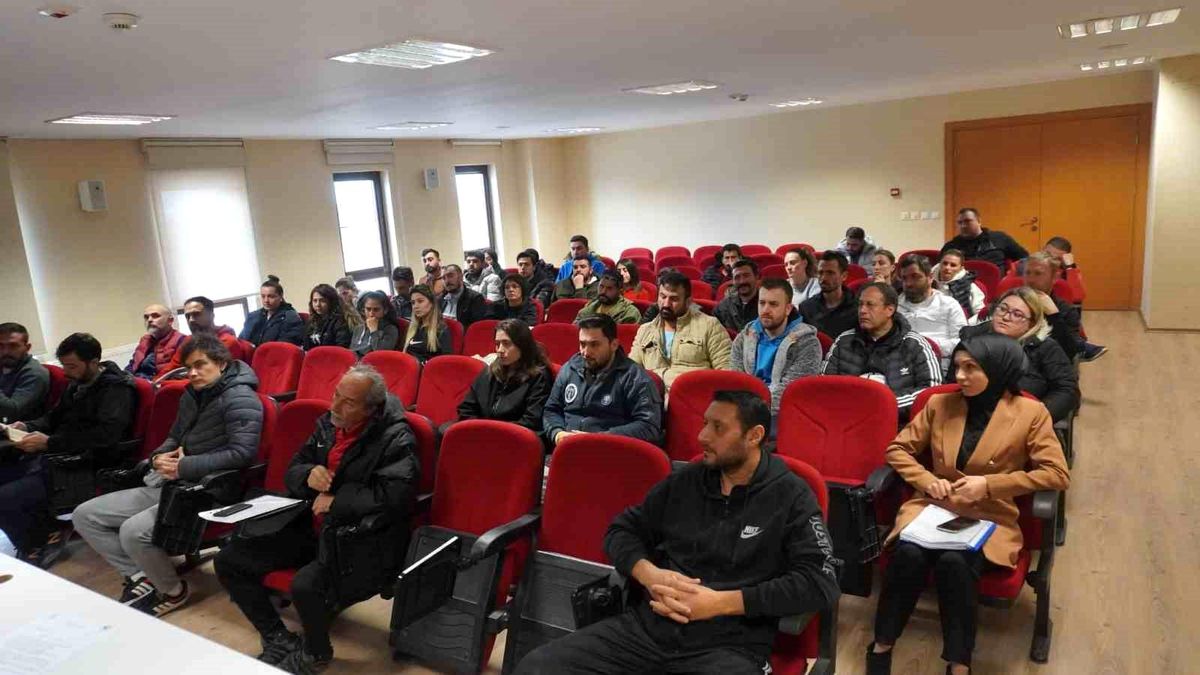 Afyonkarahisar Gençlik ve Spor İl Müdürlüğü Antrenörlerle Değerlendirme Toplantısı Düzenledi