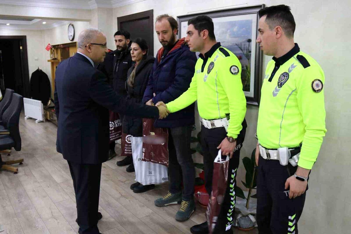 Ağrı İl Emniyet Müdürü Personeli Tebrik Ederek Ödüllendirdi
