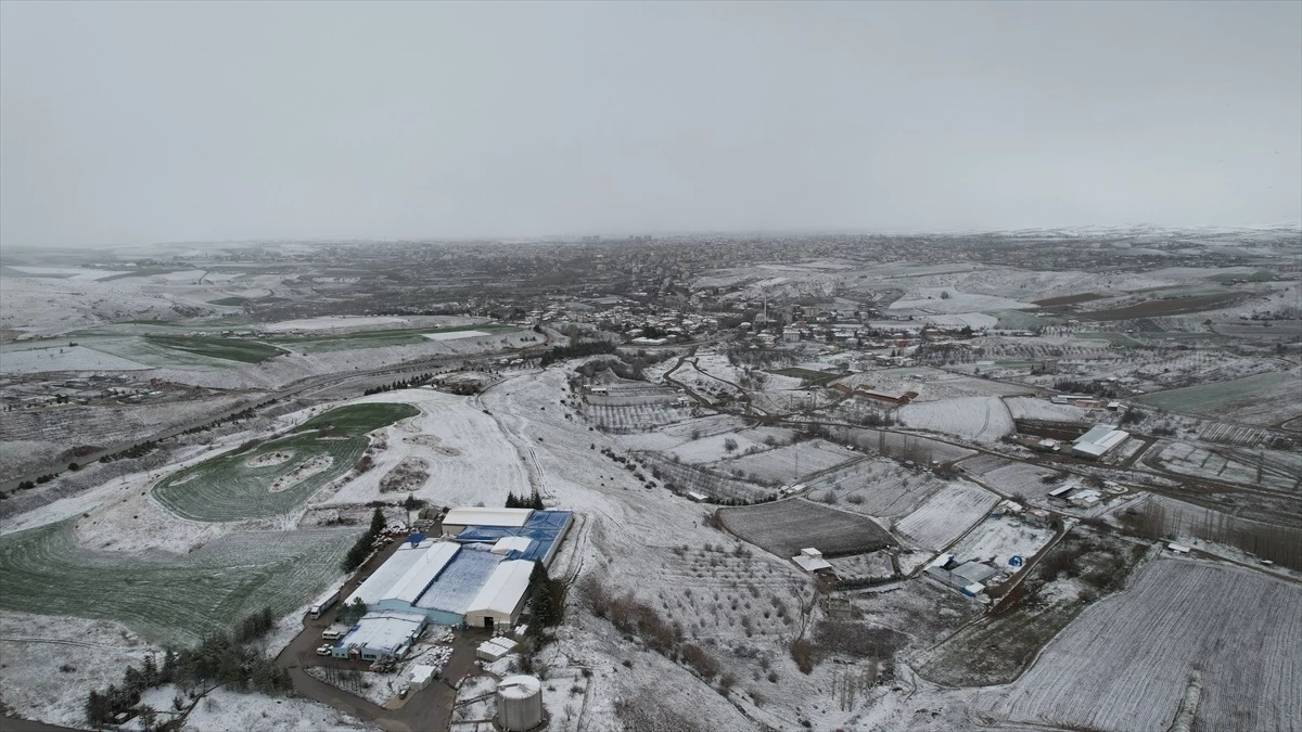 Ankara'nın Çubuk ilçesinde kar yağışı etkili oldu