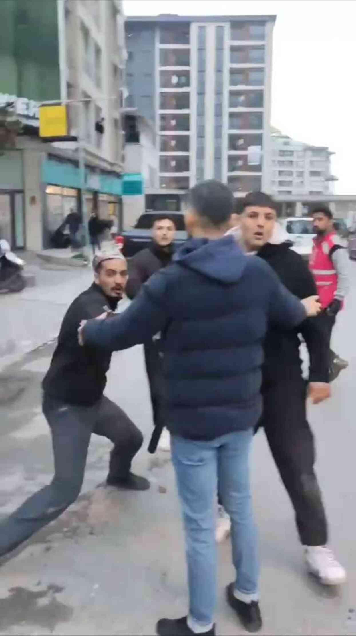 Esnafla motorkuryelerin kavgasında ortalık savaş alanına döndü, 4 kişi yaralandı Esnafla motorkuryelerin kavgasında ortalık savaş alanına döndü, 4 kişi yaralandı