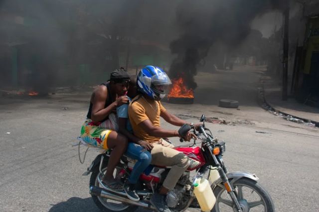 Haiti'de çetelere karşı intikam gruplarından acımasız saldırılar. Çete üyelerini yakıp, kafalarını kestiler