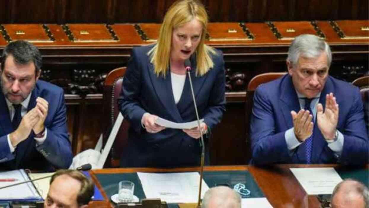 İtalya Başbakanı Meloni, parlamentoda gelen eleştiriler üzerine ceketiyle yüzünü kapattı İtalya Başbakanı Meloni, parlamentoda gelen eleştiriler üzerine ceketiyle yüzünü kapattı