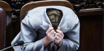 İtalya Başbakanı Meloni, parlamentoda gelen eleştiriler üzerine ceketiyle yüzünü kapattı