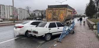 Kayseri'de park halindeki tır dorsesine çarpma kazası: 5 yaralı