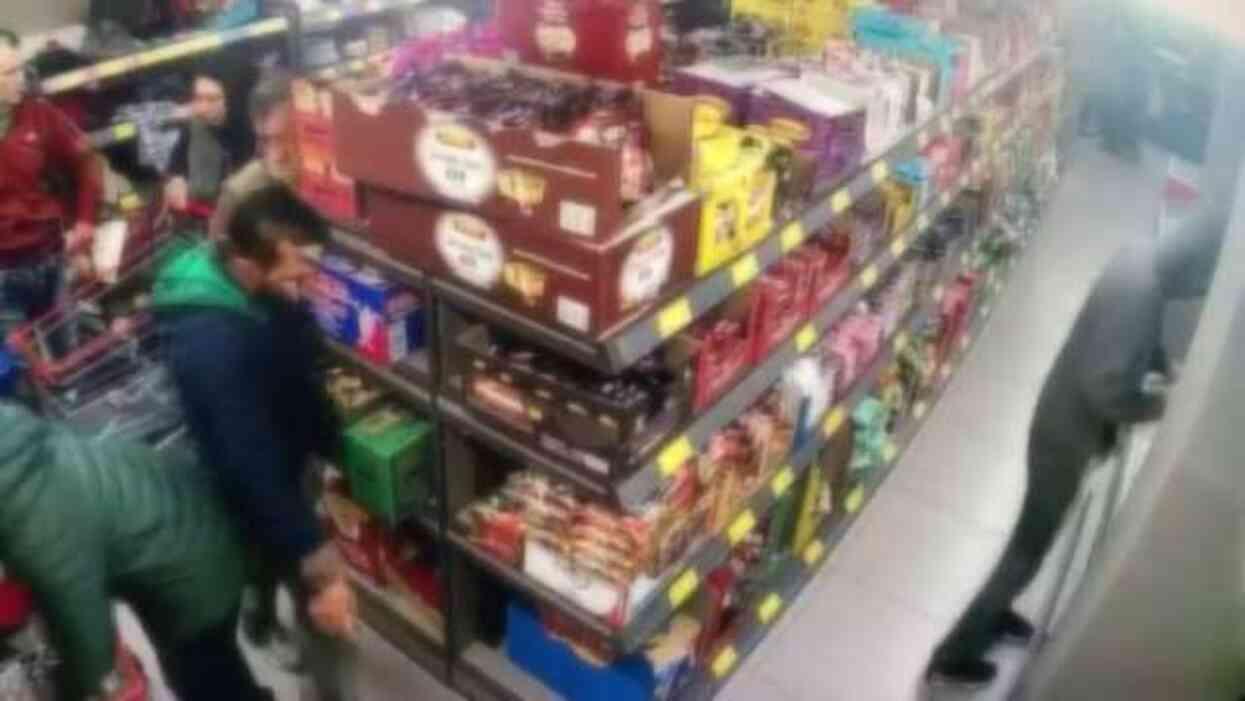 Markette uyuşturucu alışverişi güvenlik kamerasına takıldı Markette uyuşturucu alışverişi güvenlik kamerasına takıldı