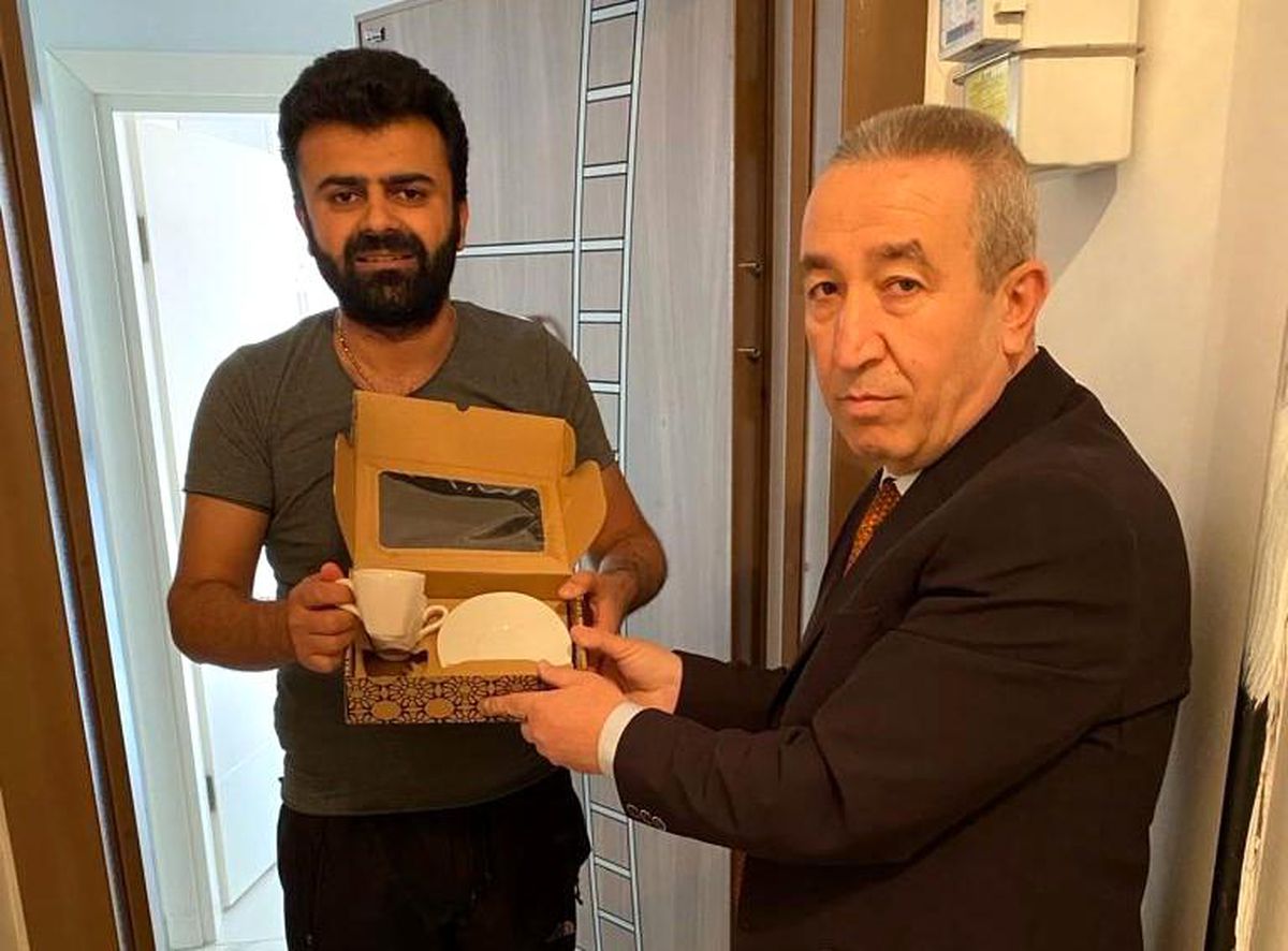 Muhtar Adayı Bilal Güley, Mahalle Sakinlerine Kahve Fincanı Dağıtıyor