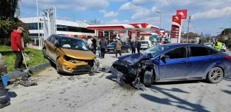 Sapanca'da SUV ve otomobil çarpıştı: 2 yaralı