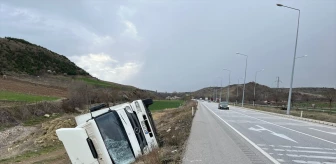 Amasya'da kamyon devrildi: 3 yaralı