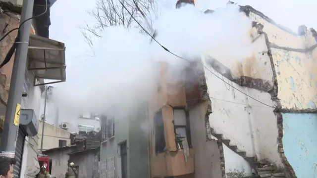 Fatih'te 3 katlı binada yangın: 1 ölü