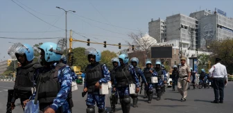 Hindistan'da Muhalefet Lideri Kejriwal'ın Gözaltına Alınması Protestolara Neden Oldu