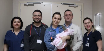 İzmir'de Gebelik Zehirlenmesi Geçiren Annenin 890 Gramlık Bebeği Sağlığına Kavuştu