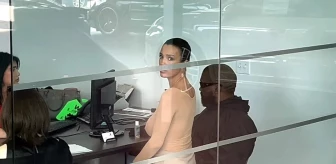 Kanye West'in eşi Bianca Censori, oto galerisinde araç almak için görüşme yapan kocasının kucağına oturdu