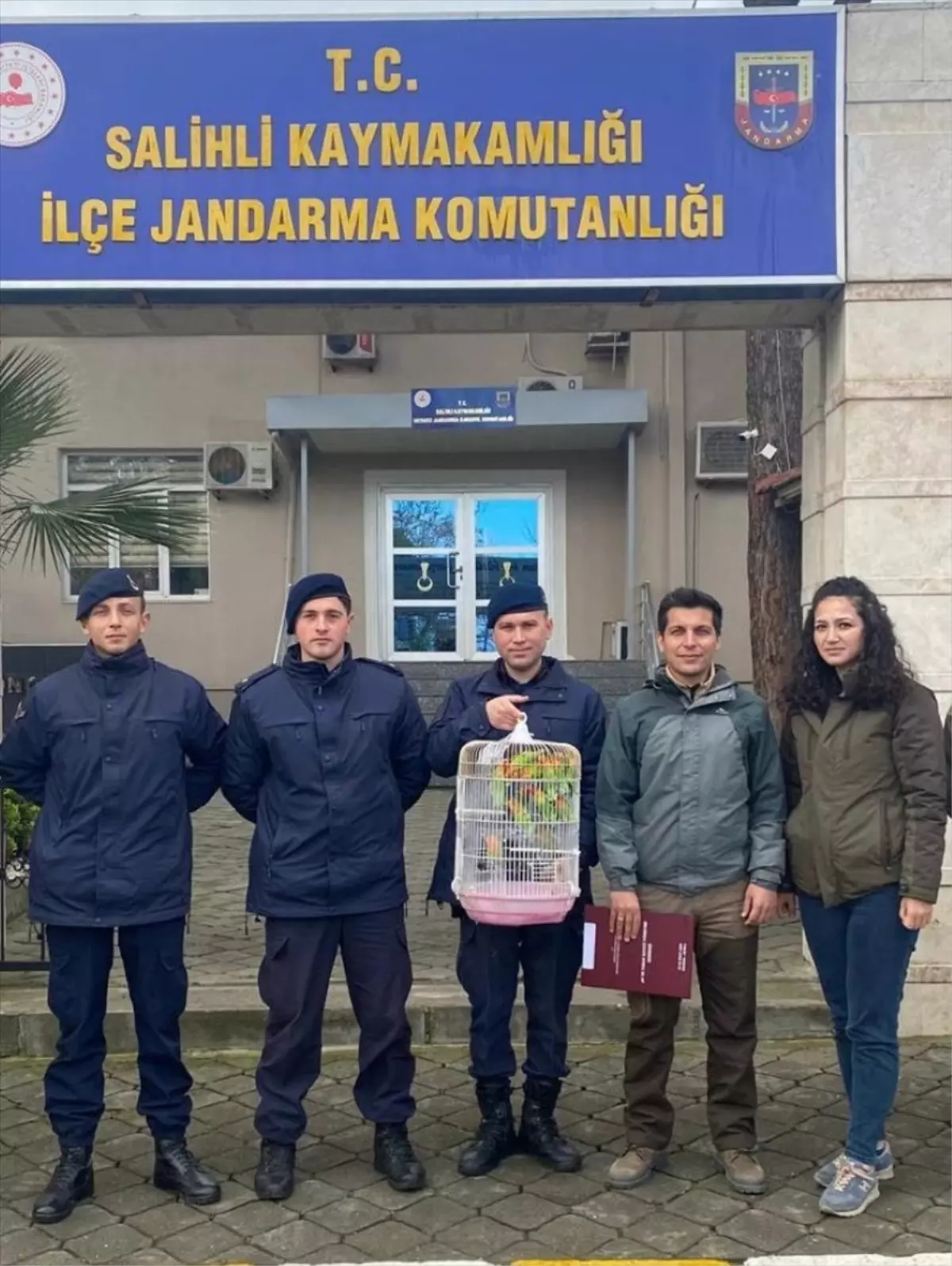 Salihli'de Kırmızı Gagalı Cennet Papağanı Ticareti Yapan Kişiye Yüksek Cezai İşlem