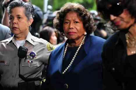 Michael Jackson'ın oğlu Blanket, büyükannesini miras paralarını kullanmaması için mahkemeye verdi Michael Jackson'ın oğlu Blanket, büyükannesini miras paralarını kullanmaması için mahkemeye verdi