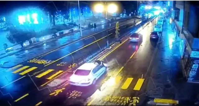 Para almak için seyir halindeki otomobilin önüne kendini atan şahıs mobeseye yakalandı