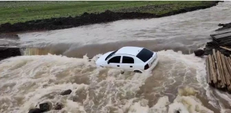 Şanlıurfa'da Sel Felaketi: Otomobil Dereye Sürüklendi