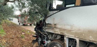 Bursa'da tır ile servis minibüsü çarpıştı: 5 yaralı