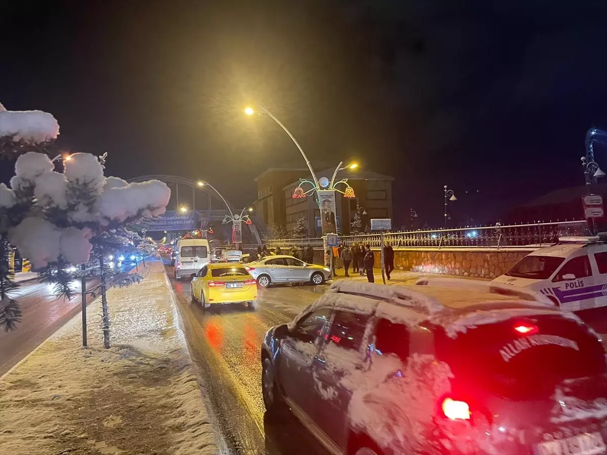 Ağrı'da Kar Yağışı Sonrası 3 Trafik Kazasında 8 Araçta Hasar Meydana Geldi