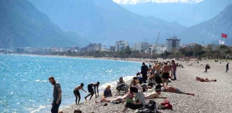 Antalya'da Sahillerde Yoğunluk Devam Ediyor