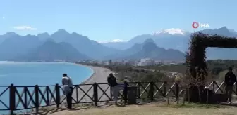 Antalya'da sahilde yoğunluk yazı aratmadı