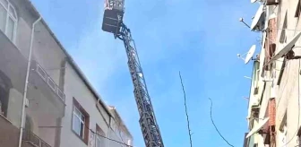 Bayrampaşa'da 4 Katlı Binada Çıkan Yangında Mahsur Kalan Kişi Kurtarıldı