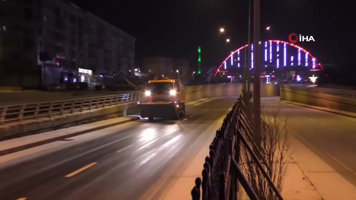 Erzurum'da yoğun kar yağışı ve buzlanma kazalara neden oldu