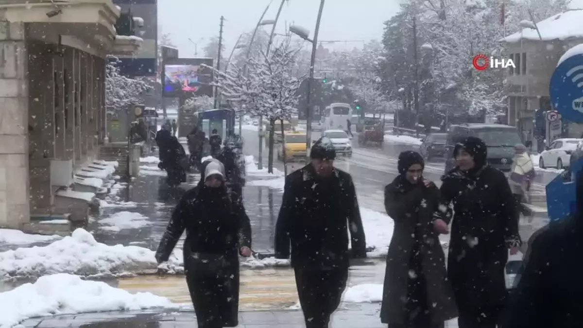 Erzurum'da Mart Sonu Lapa Lapa Kar Sürprizi