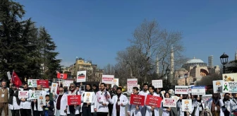 İstanbul'da Doktorlar İsrail'in Gazze'ye Yönelik Saldırılarını Protesto Etti