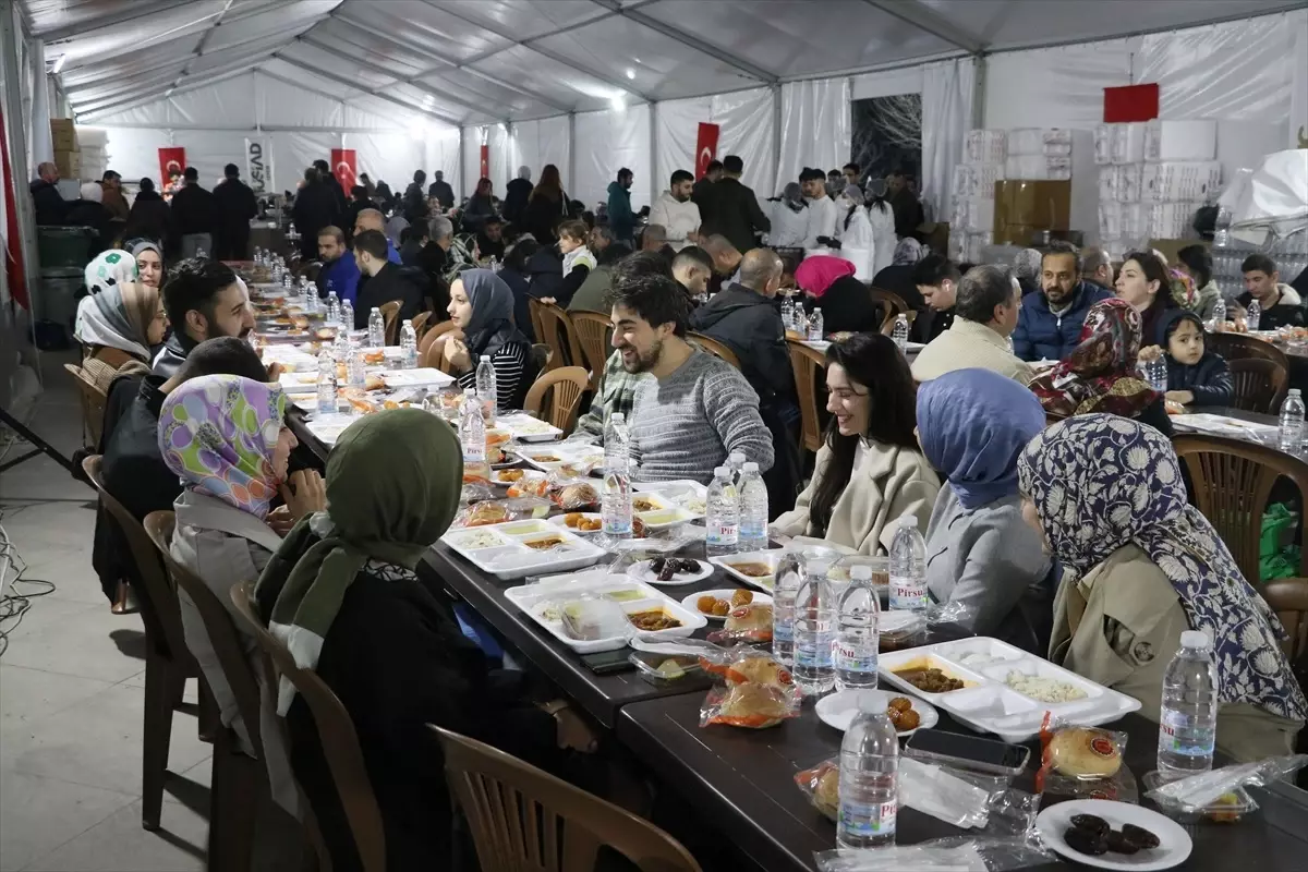 İzmir'deki üniversitelerde eğitim gören Filistinli öğrenciler iftarı birlikte yaptı