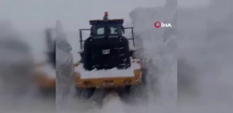 Karlıova'da yüksek rakımlı tepelerde karla mücadele çalışmaları