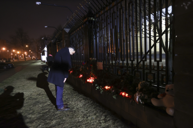 Terör saldırısının ardından Minsk'teki Rus Büyükelçiliği önünde yas tutuldu