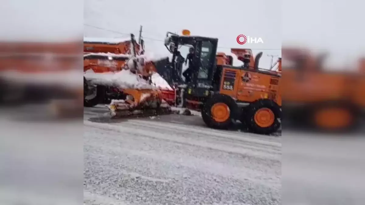 Tatvan'da kar yağışından dolayı köy yolları kapandı