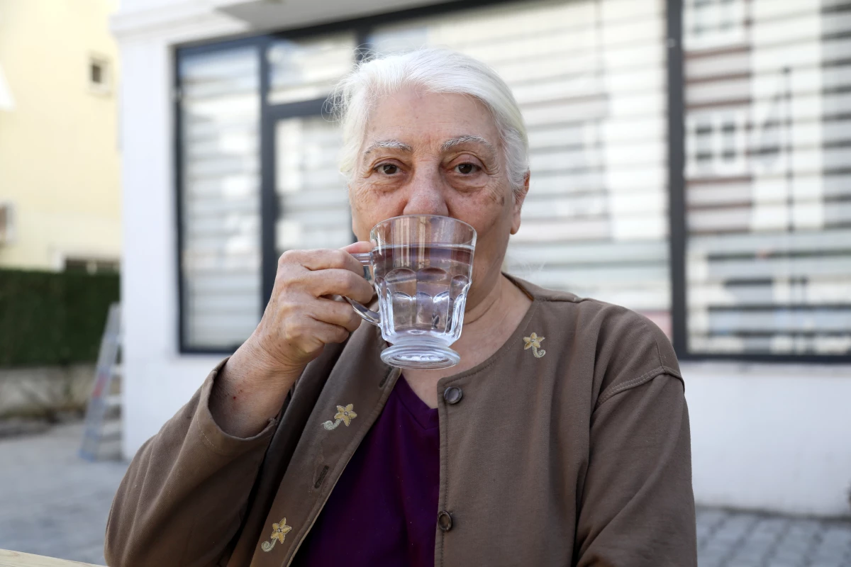 Antalya'da Yaşlı Kadın 650 Yıllık Sarnıç Suyuyla Besleniyor