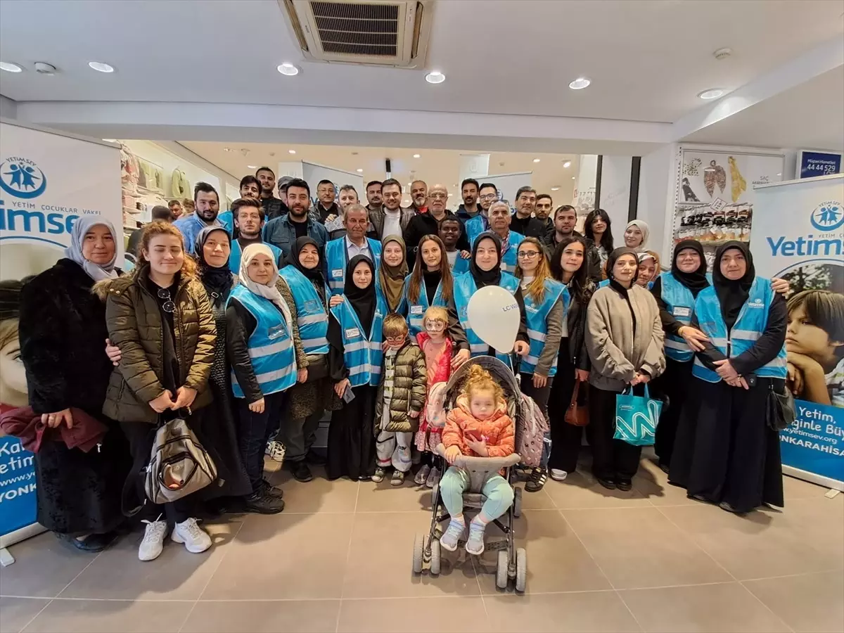 Afyonkarahisar Yetim Çocuklar Vakfı 850 Çocuğa Bayramlık Dağıttı