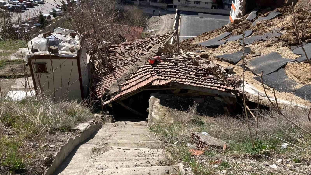 Ankara'da İstinat Duvarı Çöken Apartman Gecekondunun Üzerine Çöktü