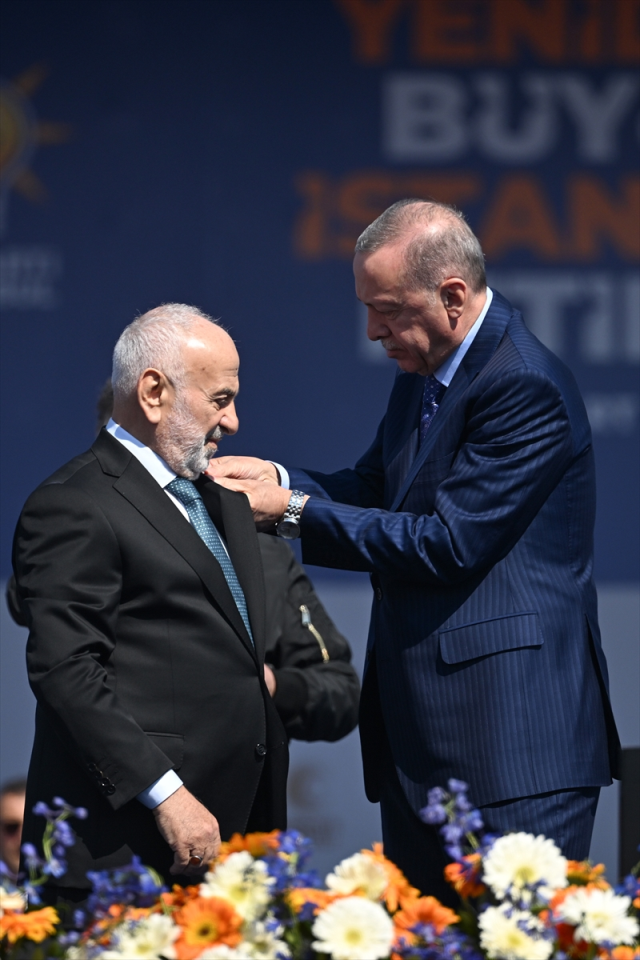 Fatih Erbakan'dan Suat Pamukçu açıklaması: Yolunu kaybetmiş bazı şahıslara rozet takıyorlar