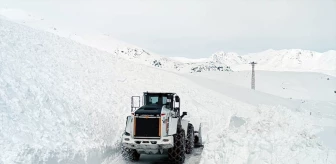 Hakkari'de çığ nedeniyle kapanan Merga Bütan Kayak Merkezi ve Durankaya beldesi yolu açıldı