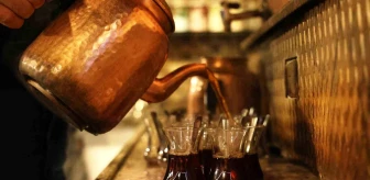 Konya'da Vatandaşlar İftar ile Sahur Arasında Keyifli Çay Tadıyor