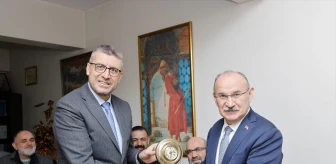 Sakarya Valisi Yaşar Karadeniz, Sakarya Bakkallar ve Bayiler Esnaf Odası Başkanı Ahmet Akdardağan'a ziyarette bulundu