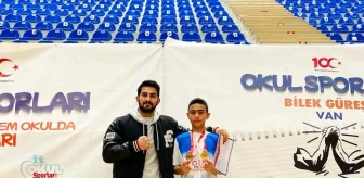 Ahlatlı öğrenci Simar Sert, bilek güreşi turnuvasında birinci oldu
