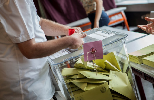 AK Parti seçimin sonucunu belirleyecek olan kararsız seçmene yoğunlaştı