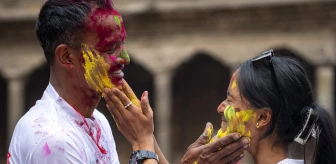 Nepal'de Renk Festivali Holi Coşkusu