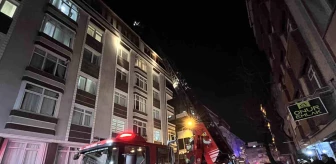 İstanbul Avcılar'da 6 katlı binanın çatısında yangın çıktı